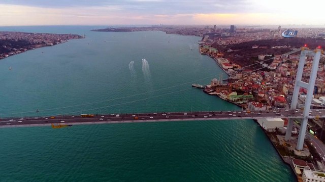 Turkuaz rengine bürünen İstanbul Boğazı hayran bıraktı