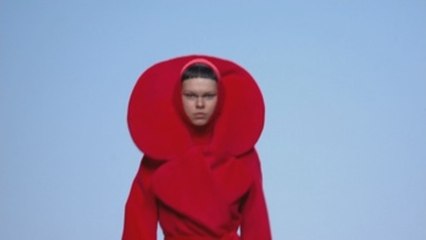 María Escoté rinde homenaje a la luna sobre la pasarela