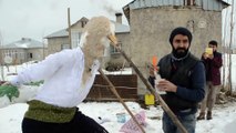 İnşaat işçisi Seyit Onbaşı'nın kardan heykelini yaptı - HAKKARİ