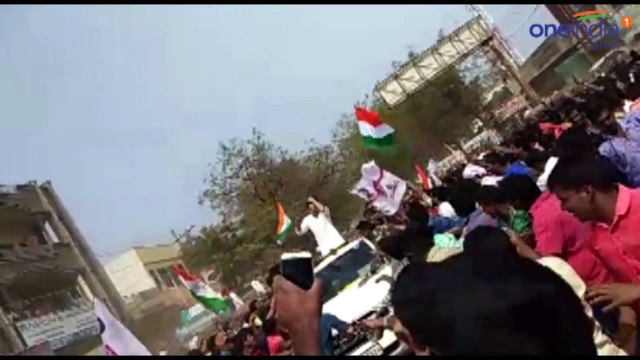 நடிகர் மீது செருப்பு வீச்சு தெலுங்கானாவில் பரபரப்பு- Oneindia Tamil