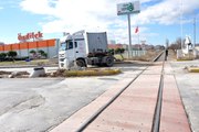 Uşak'ta Tren TIR'a Çarptı, Tonlarca Kimyasal Madde Yola Döküldü