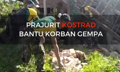 Prajurit Kostrad Bantu Pulihkan Rumah Warga Korban Gempa