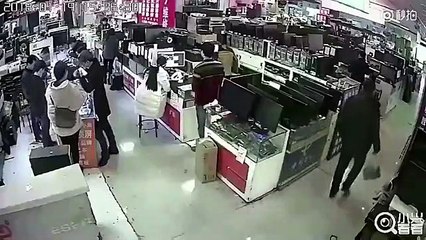 Il mord dans la batterie d’un téléphone portable qui va immédiatement exploser !