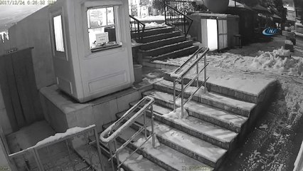 Cami tuvaletindeki paraları çalan hırsızlar kamerada