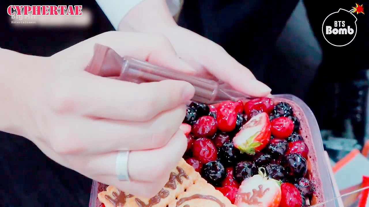 [INDO SUB BANGTAN BOMB] V’s Surprise Birthday Party - BTS (방탄소년단)