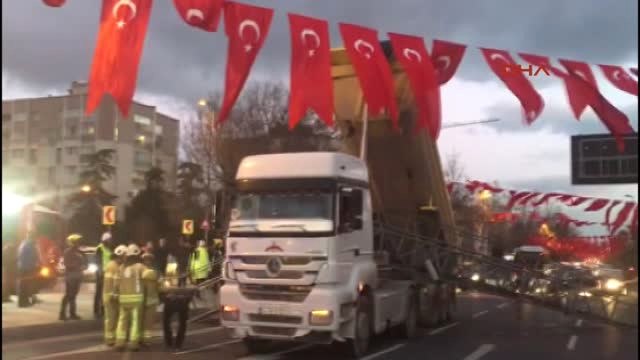 Vatan Caddesi'nde Damperi Açılan Hafriyat Kamyonu Trafik Tabelasını Devirdi