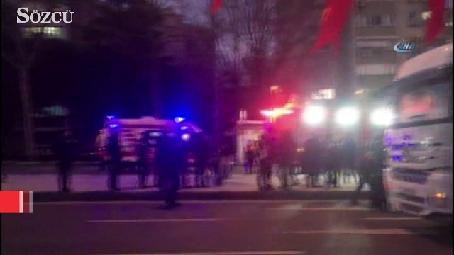 Vatan Caddesi’nde Dorsesi açılan kamyon direğe çarptı