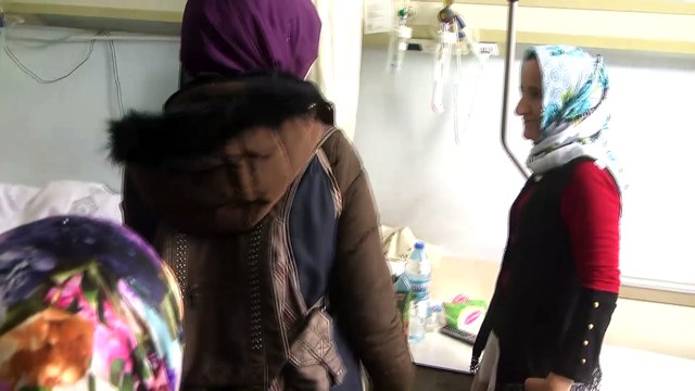 Hakkari'de polis hastalara kolonya ve çikolata ikram etti