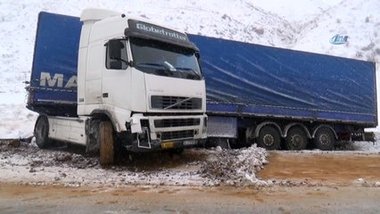 Kar nedeniyle kayganlaşan yolda tırlar yoldan çıktı