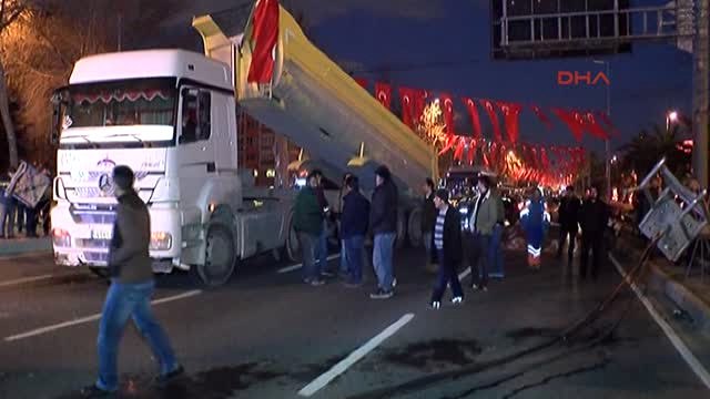 Vatan Caddesi'nde Damperi Açılan Hafriyat Kamyonu Trafik Tabelasını Devirdi