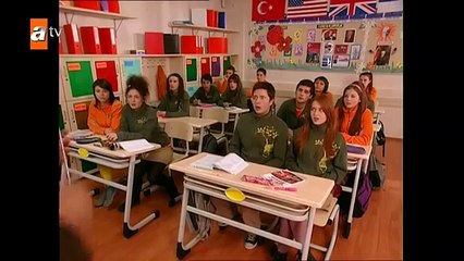 Kızlar matematik dersinde zor anlar yaşıyor by Scott Haney