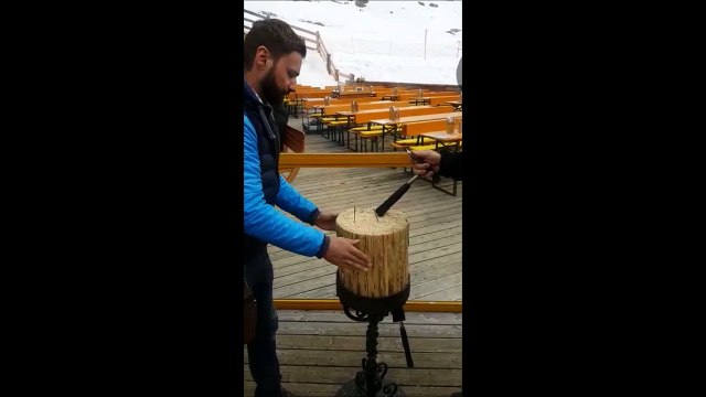 Ce gars enfonce un clou de façon incroyable avec la panne du marteau