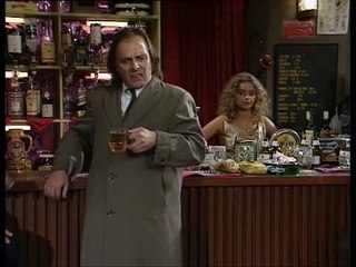 Bottom S02 E04 Parade