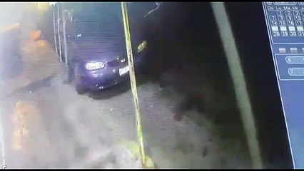 Captan a ladrón que abre un auto y le roba la batería en segundos