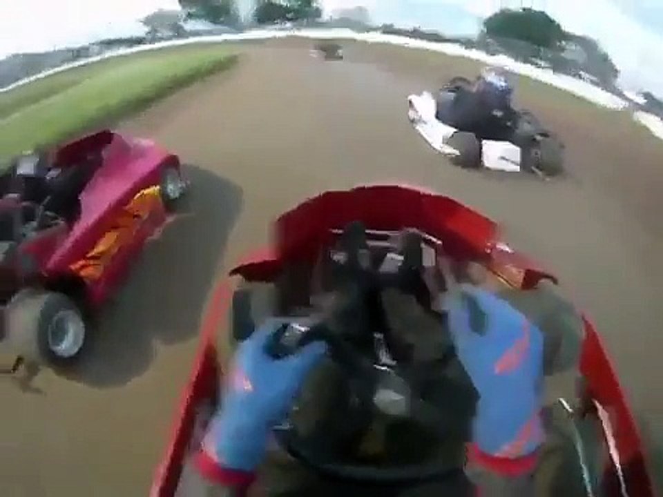 Il se mange un Karting en pleine tête en course !