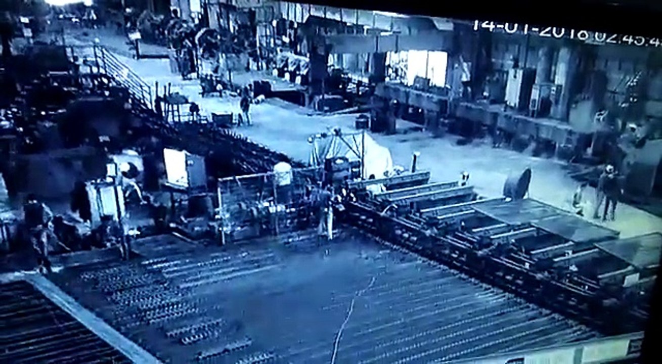 Un rouleau de métal en fusion s'échappe dans une aciérie !!