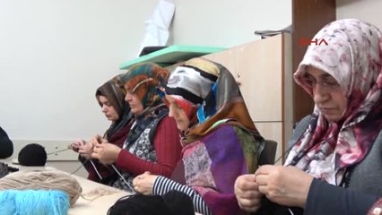 Sivas Operasyondaki Askerler İçin Atkı ve Bere Örüyorlar