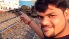 CET HOMME  A EU LA TRÈS MAUVAISE IDÉE DE FAIRE UN SELFIE AVEC UN TRAIN