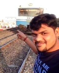 CET HOMME  A EU LA TRÈS MAUVAISE IDÉE DE FAIRE UN SELFIE AVEC UN TRAIN