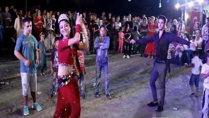 Mahallede renkli Roman düğünü var