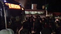Metrobüslerin Dolu Gelmesi Yolcuları İsyan Ettirdi! Seferler Bir Süre Yapılamadı