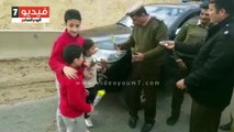 قارئ يشارك بفيديو توزيع ضباط الطرق ببنى سويف الورود على الأهالى