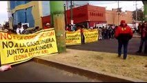 BLOQUEAN AVENIDA CENTRAL PADRES QUE LUCHAN CONTRA UNA GASOLINERA
