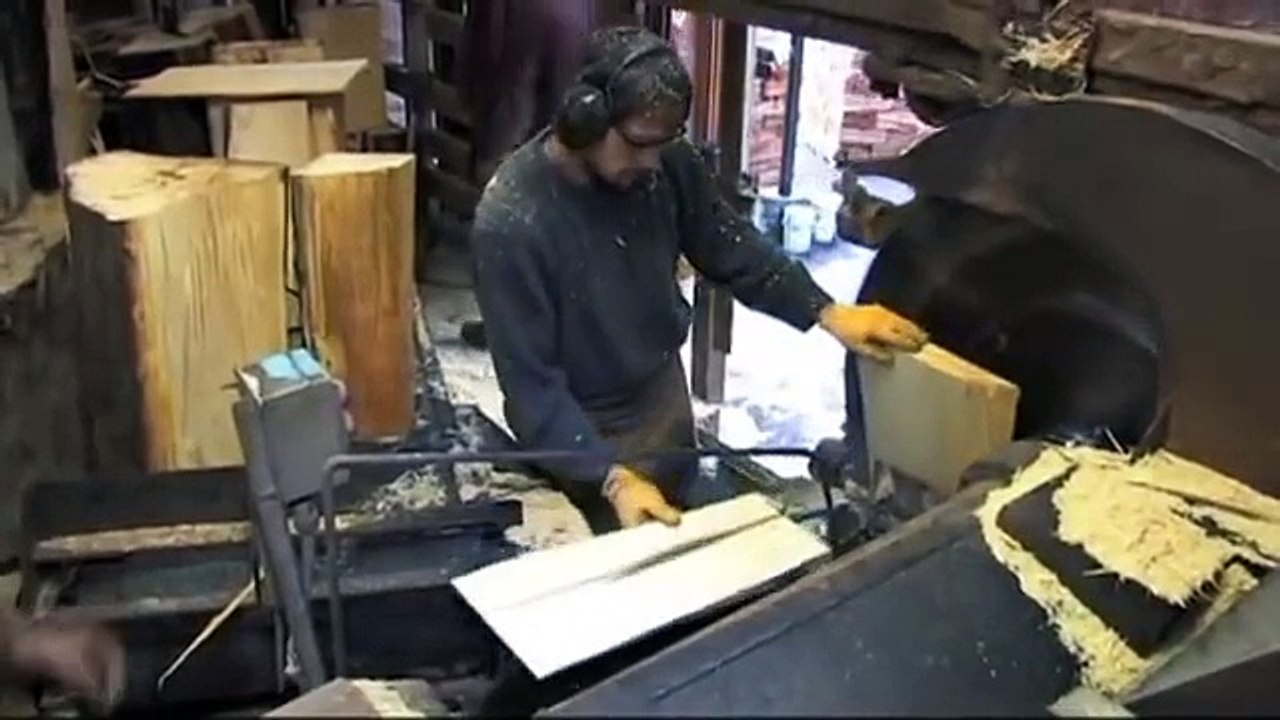 Cet homme découpe des planches à une vitesse folle... Surdoué