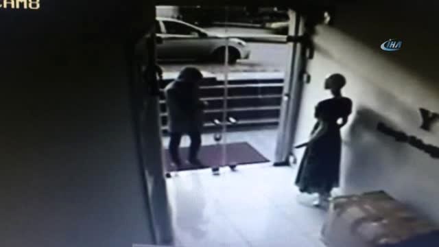 Güpegündüz İş Yerinden Bilgisayar Çalan Hırsız Kamerada