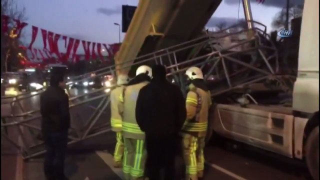 Vatan Caddesi’nde Damperi Açılan Kamyon EDS Sistemini Devirdi