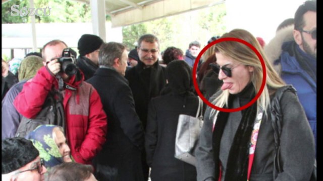 Tuğba Coşkun, cenazede Mehmet Ali Erbil’e dil çıkarttı