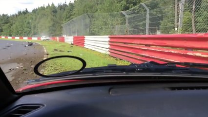 Piloto amateur destrozando su coche en Nurburgring Nordschleife