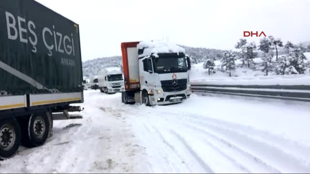 Adana-Pozantı Karayolu Yoğun Kar Yağışı Nedeniyle Trafiğe Kapandı