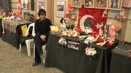 Ailesini 'İlmek İlmek İşleyerek' Ayakta Tutuyor