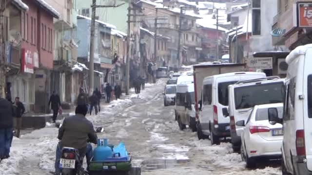 Bir Yanda Karla Mücadele, Bir Yanda Kaplıca Keyfi