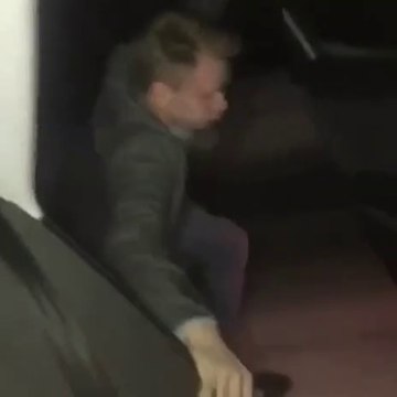 Ce débile essai de glisser sur la route en se tenant à la portière alors que la voiture est en marche