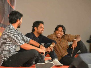 தரையில் அமர்ந்த மக்கள் செல்வன் விஜய் சேதுபதி.