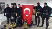 Afrin harekatına destek için suyun 20 metre altında Türk bayrağı açtılar