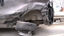 Otomobil, Emniyet Şeridinde Duran Hafif Ticari Araca Çarptı: 1 Yaralı