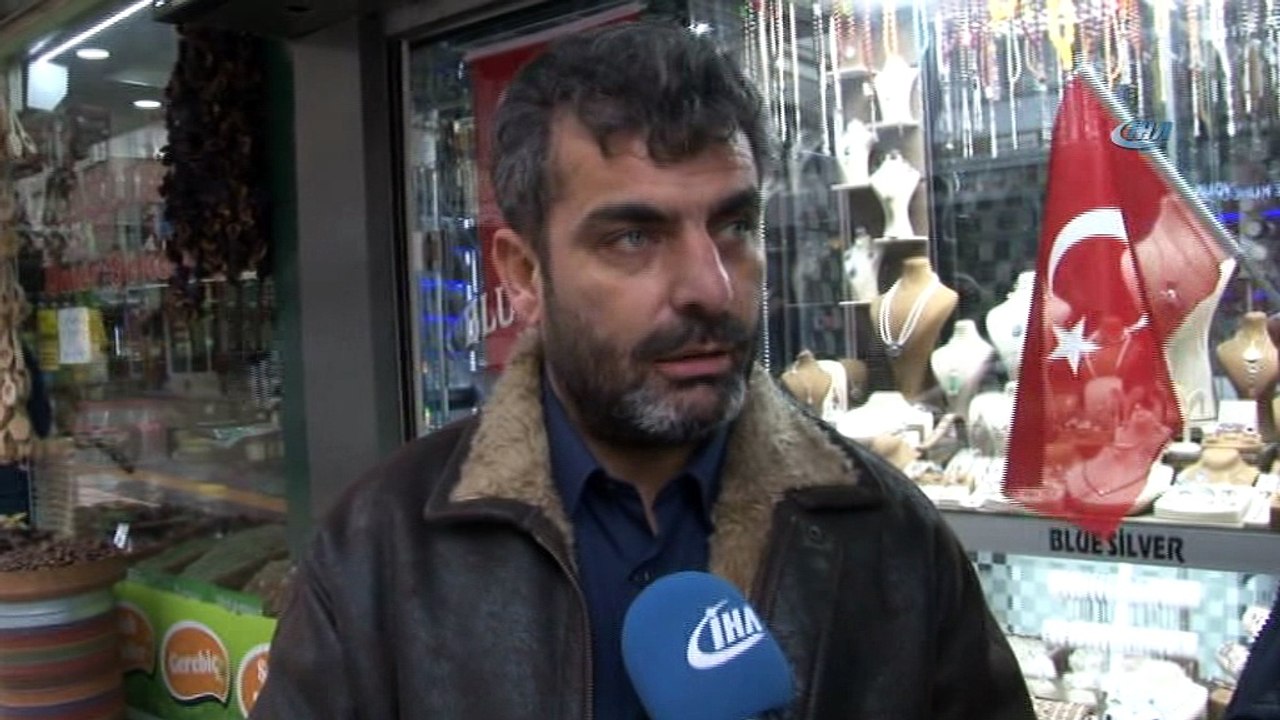 Roketlerin düştüğü Kilis'te halk kentine sahip çıkıyor... Kilisliler:'Roketler evimizin içine düşse yine terk etmeyiz'