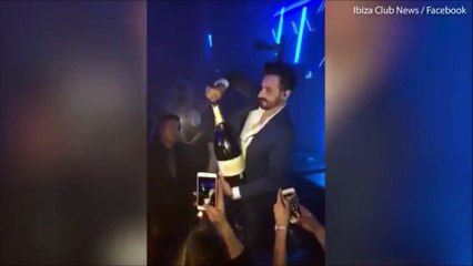 Un homme fait exploser un magnum de champagne qui vaut des milliers d'euros