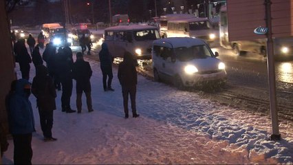 Çocuklar parklarda kar keyfi yaşadı