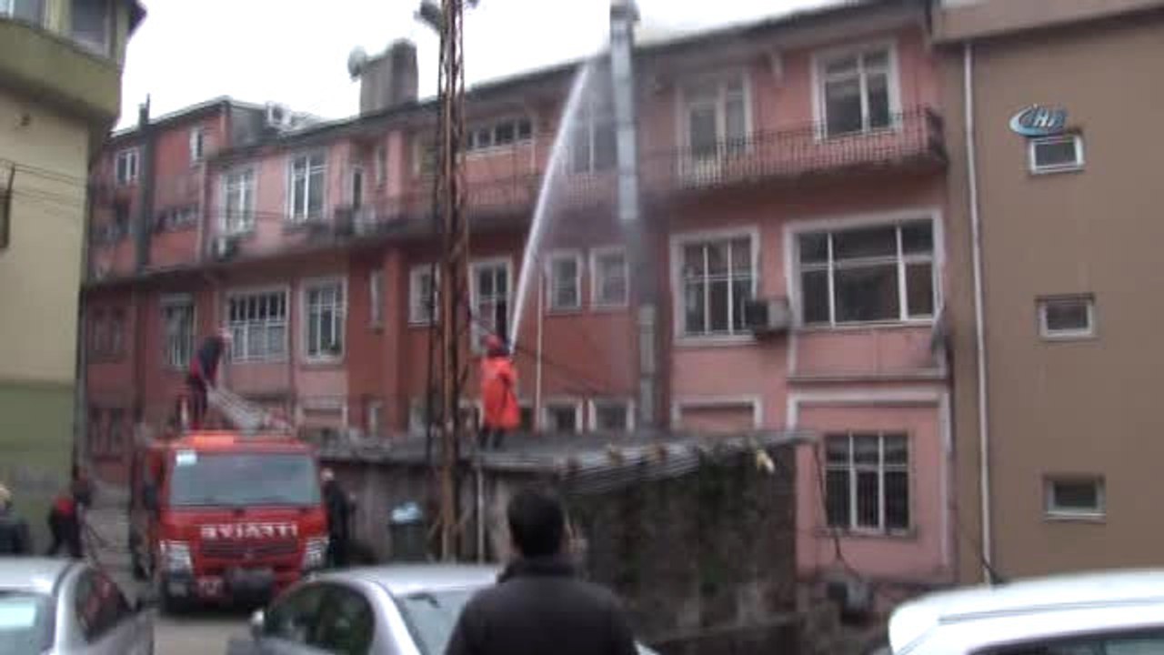 Binanın Çatısında Çıkan Yangın Paniğe Neden Oldu