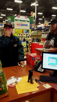 Hospitalisé, il est forcé d’abandonner ses deux chiens dans un refuge. Au moment de les récupérer, il a le coeur brisé...