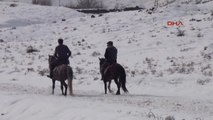 Bitlis'te Atlar Karlı Zeminde Yarışlara Hazırlanıyor