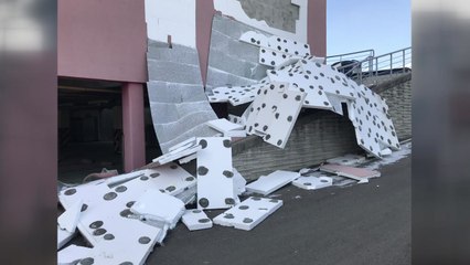 강추위에 당진에서 문화스포츠센터 외벽 떨어져 / YTN