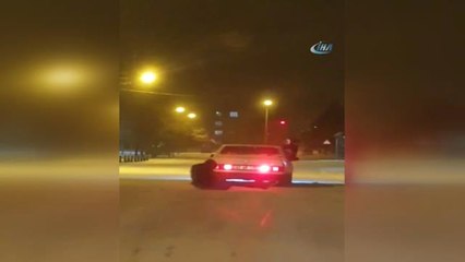 Karda Drift Yapıp, Otomobile Bağladıkları Leğenle Kaydılar