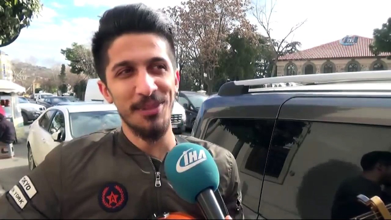 Ev Sahibi Kapıya Dayanınca Gitarını Kapıp Sokağa Çıktı