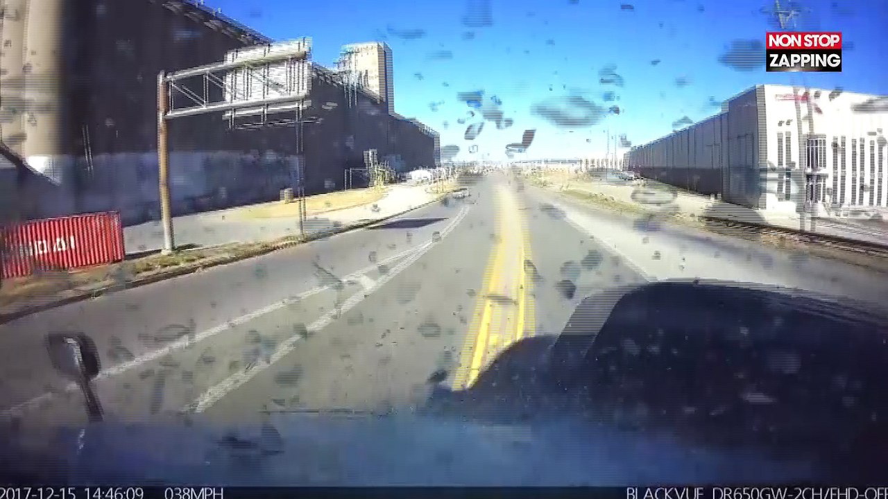 Une femme fait un violent accident de voiture en tentant un demi-tour sur l’autoroute (Vidéo)