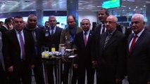 Atatürk Havalimanı'nda turistler çiçeklerle karşılandı - İSTANBUL